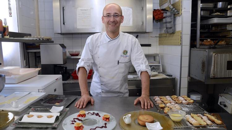 Le chef Jean-Claude Cahagnet, maître cuisinier de France, dans la cuisine de l'Auberge des Saints Pères, à Aulnay-sous-Bois, le 11 juillet 2013 [Bertrand Guay / AFP]