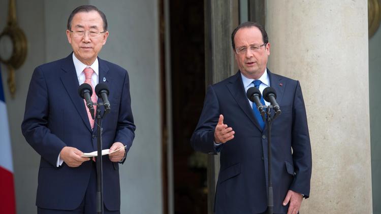 Le président français François Hollande (d) et le secrétaire général de l'ONU Ban Ki-Moon (g) sur le perron du palais de l'Elysée, le 15 juillet 2013 [Martin Bureau / AFP]