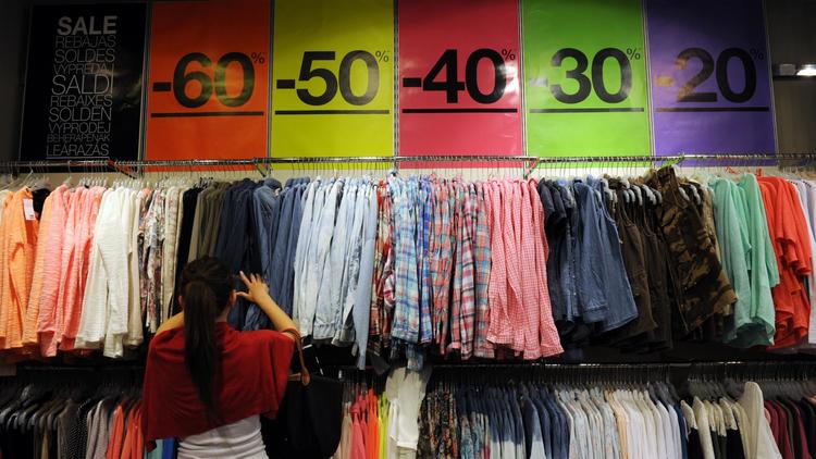 Une cliente cherche des habits dans un magasin de Marseille, le 26 juin 2013 à l'ouverture des soldes d'été [Anne-Christine Poujoulat / AFP/Archives]