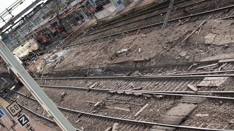 Des rails endommagés en gare de Brétigny-sur-Orge après la catastrophe ferroviaire qui a fait 7 morts, le 12 juillet 2013  [Romain Da Costa / AFP/Archives]