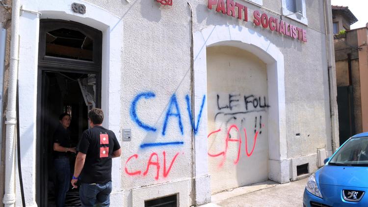 Des membres du Parti socialistes de l'Aude dans les locaux du parti à Carcassonne, cible d'un attentat, le 17 juillet 2013 [Eric Cabanis / AFP Photo]