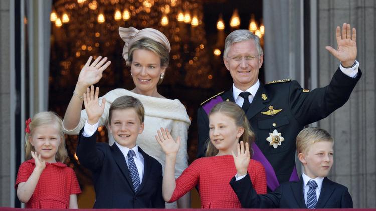 Le roi des Belges Philippe, sa femme la reine Mathilde et leurs enfants, avec à partir de la gauche la princesse Eléonore, le prince Gabriel, la princesse Elisabeth et le prince Emmanuel, le 21 juillet 2013 sur le balcon du Palais Royal à Bruxelles [ERIC LALMAND / BELGA/AFP]
