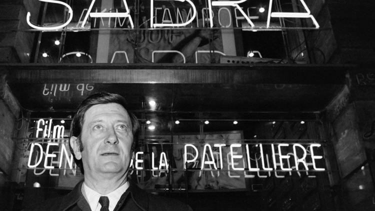 Une photo prise en 1969 du réalisateur français Denys de La Patellière, à l'entrée d'un cinéma lors de la diffusion de son film "Sabra" [- / /AFP/Archives]