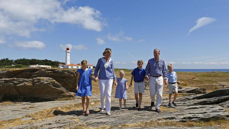 Photo publiée le 24 juillet 2013 par les services du Premier ministre belge et montrant le nouveau roi, Philippe, et sa famille en vacances à l'île d'Yeu [YVES HERMAN / BELGA/AFP]