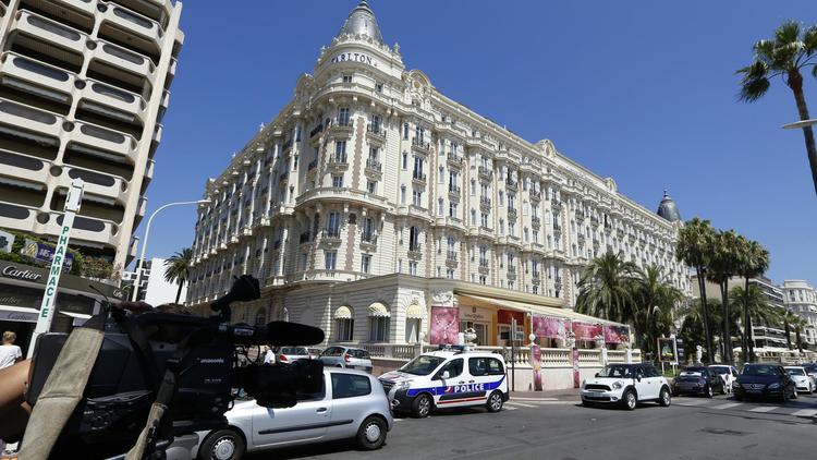 Un journaliste filme la façade de l'hôtel du Carlton, le 28 juillet 2013 à Cannes, où un vol de bijoux s'est produit [Valery Hache / AFP]