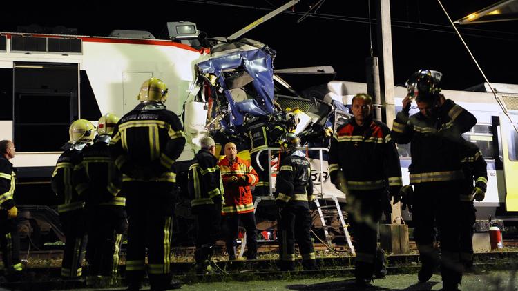 Les secouristes le 29 juillet 2013 à Granges-pres-Marnand après la collision entre deux trains [Alain Grosclaude / AFP]
