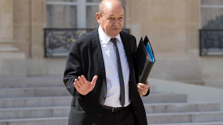 Jean-Yves Le Drian à la sortie du Conseil des ministres le 2 août 2013 à Paris [Bertrand Langlois / AFP/Archives]