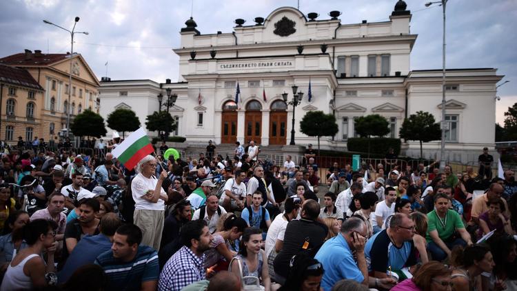 Des manifestants anti-gouvernementaux devant le Parlement à Sofia, en Bulgarie, le 2 août 2013 [Dimitar Dilkoff / AFP]