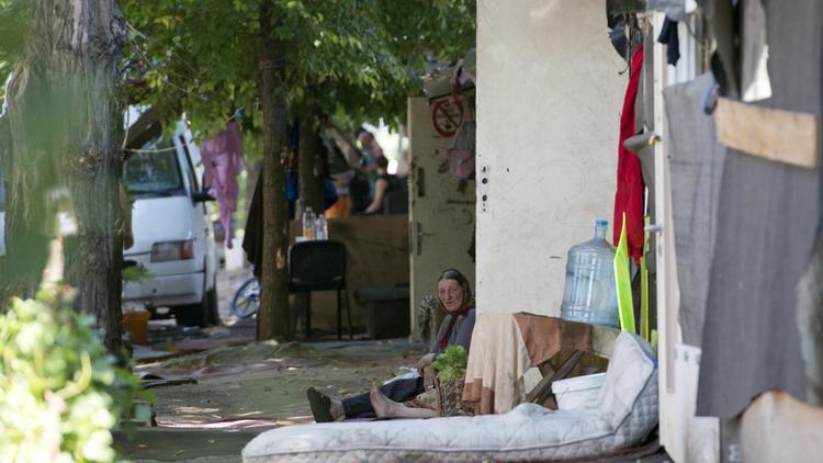 Une femme dans un campement illégal de Roms Porte d'Aubervilliers à Paris, le 1er août 2013 [Miguel Medina / AFP/Archives]