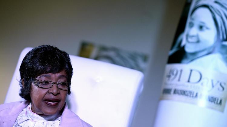 L'ex-femme de Nelson Mandela, Winnie, présente son nouveau livre, "491 jours: prisonnière numéro 1323/69", le 8 août 2013 à Johannesburg [Stephane De Sakutin / AFP]