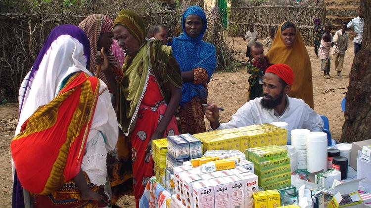 Des Somaliennes attendent leur tour le 8 juillet 2008 pour prendre livraison de médicaments de Médecins sans Frontières, près de Mogadiscio [MOKHTAR MOHAMED / AFP/Archives]