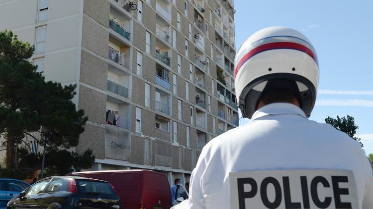 Un policier dans une cité de Marseille, le 14 août 2013 [Boris Horvat / AFP]