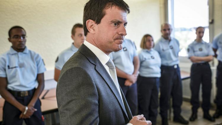 Manuel Valls visite la gendarmerie d'Aurillac, le 22 août 2013 [Jeff Pachoud / AFP]
