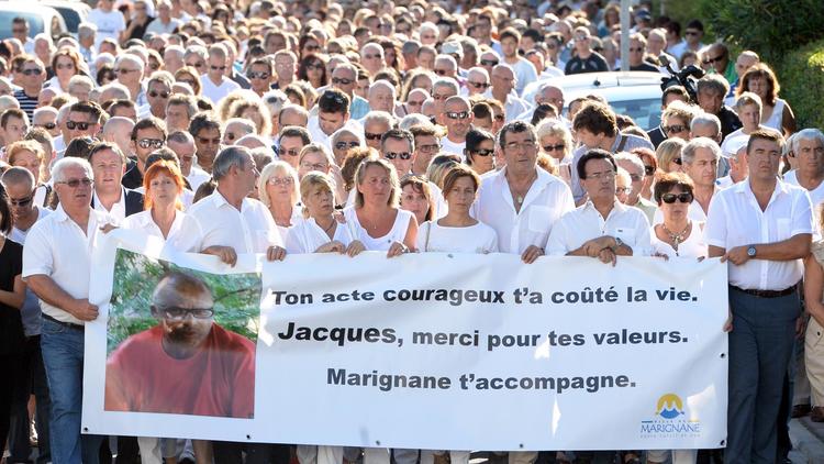 Des personnes participent à une marche rendant hommage à un homme tué qui a tenté de stopper deux braqueurs, le 26 août 2013 à Marignane (sud-est) [Boris Horvat / AFP]