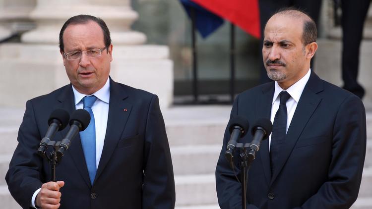 Le président François Hollande (g) fait une déclaration à Paris à côté du chef de l' du chef de l'opposition syrienne Ahmad al-Assi al-Jarba, le 29 août 2013 [Kenzo Tribouillard / AFP]