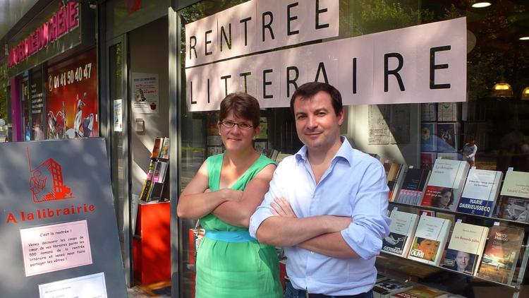 Les libraires Aline Charron et Guillaume Chapellas posent le 29 août 2013 devant leur librairie à Bobigny [Benjamin Massot / AFP]
