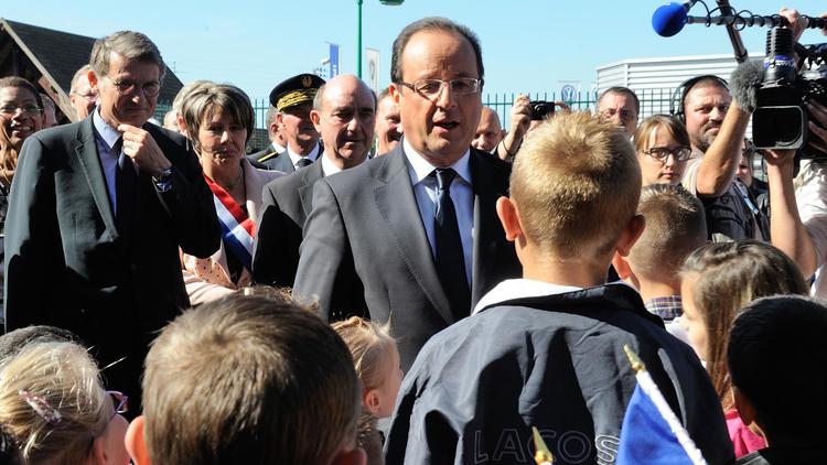 Le président François Hollande rencontre des élèves lors de la rentrée, le 3 septembre 2013 à Denain [Denis Charlet / Pool/AFP]