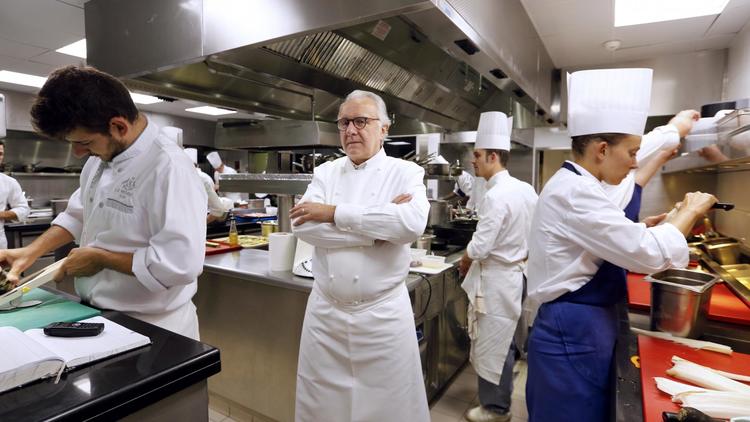 Alain Ducasse (c) pose dans la cuisine de l'hôtel Meurice, le 4 septembre 2013 à Paris [François Guillot / AFP]