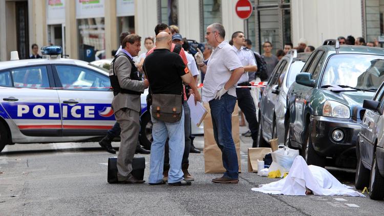 Des experts médico-légales sur le lieu du crime à Nice, le 11 septembre 2013 [Jean-Christophe Magnenet / AFP]