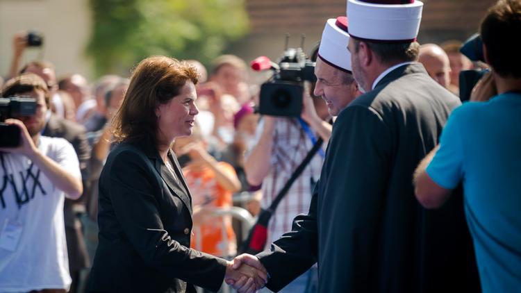 Le mufti Nedzad Grabus (d) accuille le Premier ministre slovène, Alenka Bratusek (g) qui vient poser la première pierre de la première mosquée de Slovénie à Ljubljana, le 14 septembre 2013 [Jure Makovec / AFP]