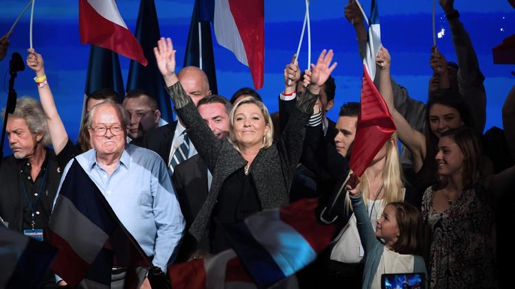 La présidente du Front national Marine Le Pen (c) à l'université d'été de son parti le 15 septembre 2013 à Marseille [Bertrand Langlois / AFP]