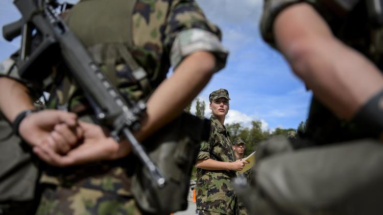 Des soldats suisses, le 19 septembre 2013 à Epeisse, près de Genève [Fabrice Coffrini / AFP]