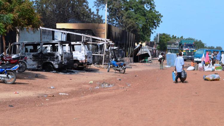 Des voitures et des habitations dévastées après une attaque de Boko Haram à Benisheik, au Nigeria, le 19 septembre 2013 [ / AFP/Archives]