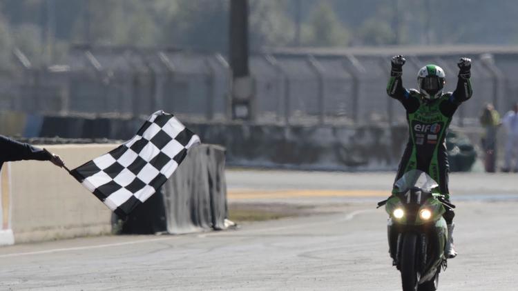 Grégory Leblanc sur la Kawasaki remporte la 36e édition des 24 heures du Mans moto le 22 septembre 2013 au Mans  [Charly Triballeau / AFP]