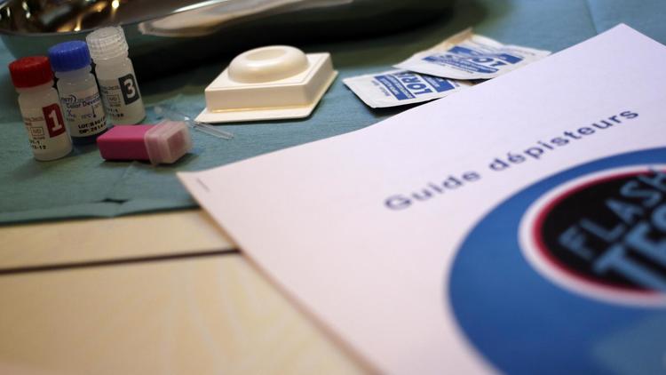 Un kit de dépistage HIV photographié le 23 septembre 2013 à Paris [Kenzo Tribouillard / AFP]