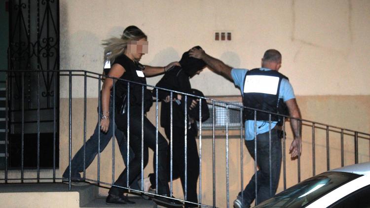 Cecile Bourgeon (C), placée en détention  provisoire, est escortée par des policiers le 25 septembre 2013 à Perpignan [Raymond Roig / AFP]