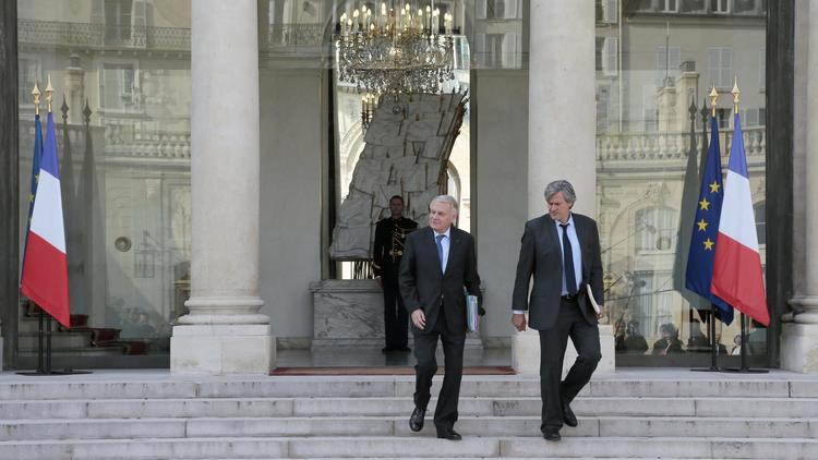 Le Premier ministre Jean-Marc Ayrault (g) et le ministre de l'Agriculture Stéphane Le Foll quittent l'Elysée, le 25 septembre 2013  [Jacques Demarthon / AFP/Archives]