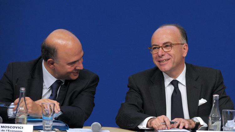 Le ministre de l'Economie Pierre Moscovici (g) et le ministre du Budget Bernard Cazeneuve lors d'une conférence de presse, le 25 septembre 2013 à Paris [Eric Piermont / AFP]