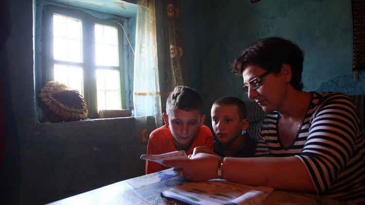 La professeure Liljana Luani donne une leçon à Amarildo (g) et Nikolin (d), le 21 septembre 2013 à Mazrek, en Albanie [Gent Shkullaku / AFP/Archives]