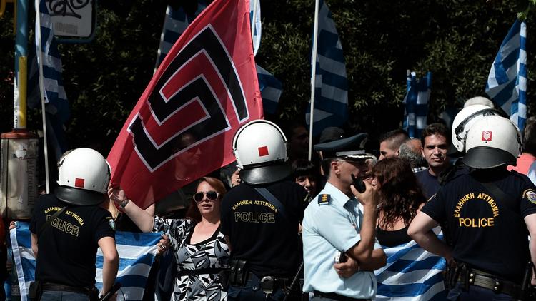 Des militants du parti néonazi Aube dorée manifestent le 2 octobre 2013 à Athènes [Aris Messinis / AFP/Archives]