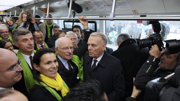 Le Premier ministre Jean-Marc Ayrault et la ministre Aurélie Filippetti inaugurent le tram à Metz le 5 octobre 2013 [Jean-Christophe Verhaegen / AFP]