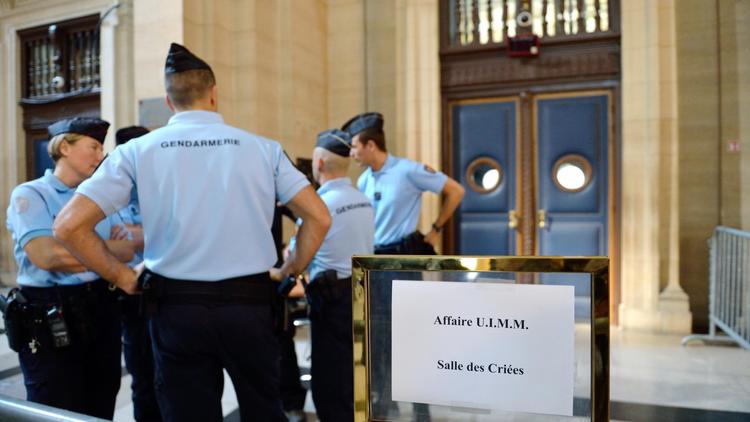 Des gendarmes montent la garde devant la salle où se tient le procès de l'UIMM au palais de Justice de Paris, le 7 octobre 2013 [Eric Feferberg / AFP]