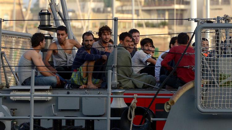 Les rescapés du naufrage d'un bateau de migrants au large de Malte, à leur arrivée le 12 octobre 2013 à La Valette [Matthew Mirabelli / AFP]