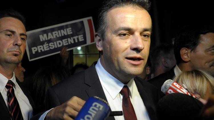 Le candidat du front national élu Laurent Lopez répond aux journalistes à Brignoles, le 13 octobre 2013 [Franck Pennant / AFP]