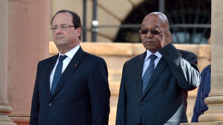Le président sud-africain Jacob Zuma (d) et son homologue français François Hollande, le 14 octobre 2013 à Pretoria [Alexander Joe / AFP]
