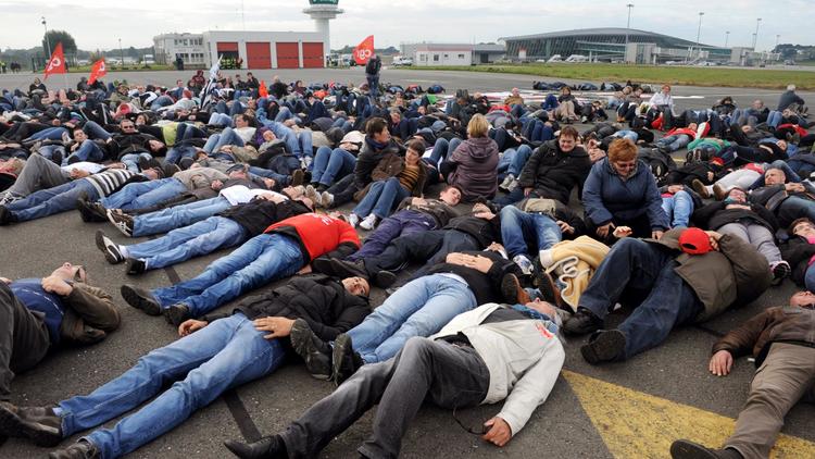 Des salariés de l'agroalimentaire bloquent le 14 octobre 2013 le tarmac de l'aéroport de Rennes   [Fred Tanneau / AFP]