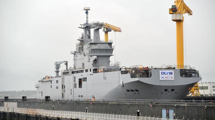 Le navire de guerre "Vladisvostok" contruit par les chantiers navals de STX France pour la Russie, lors de sa mise à flot dans le port de Saint-Nazaire, le 15 octobre 2013 [Frank Perry / AFP]