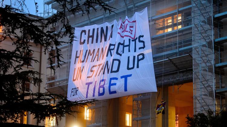 Des militants pro-Tibet déploient une banderole sur le siège de l'ONU à Genève, le 22 octobre 2013 [Fabrice Coffrini / AFP]