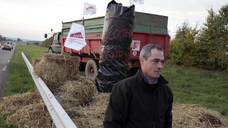 Un agriculteur membre de la FNSEA manifeste contre l'écotaxe, le 22 octobre 2013 à Eslettes, dans le nord-ouest de la France [Charly Triballeau / AFP]