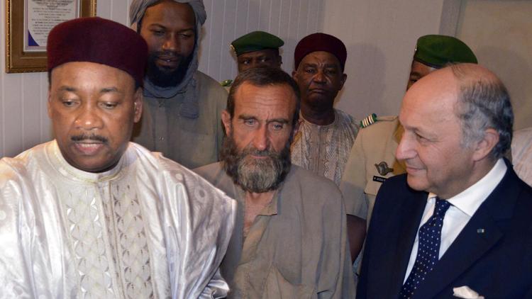 Le président du Niger Mahamadou Issoufou, les ex-otages Thierry Dol et Daniel Larribe et le ministre des Affaires étrangères Laurent Fabius, à l'aéroport de Niamey, le 29 octobre 2013 [Hama Boureima / AFP]