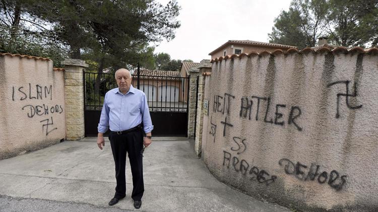 Abdallah Zekri, président de l'Observatoire national contre l'islamophobie, pose en face de son domicile le 31 octobre 2013 à Nîmes [Pascal Guyot / AFP]
