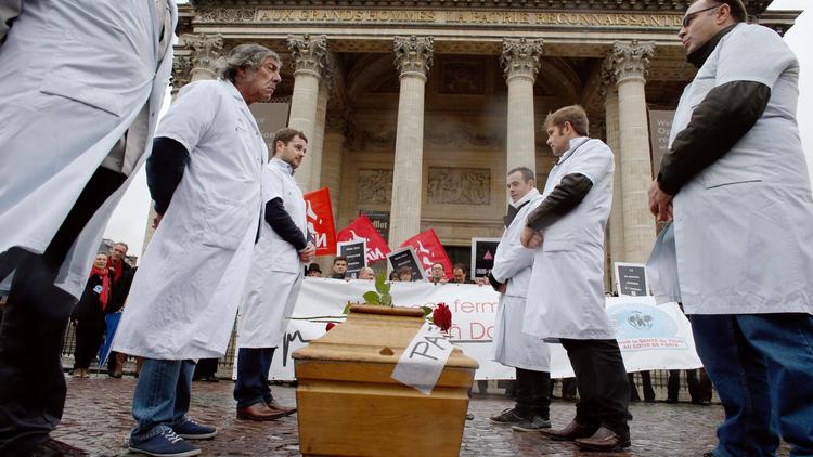 Des urgentistes devant le Panthéon à Paris lors d'une fausse cérémonie en hommage "à la mort des urgences" de l'Hôtel-Dieu, le 1er novembre 2013 [ / AFP/Archives]