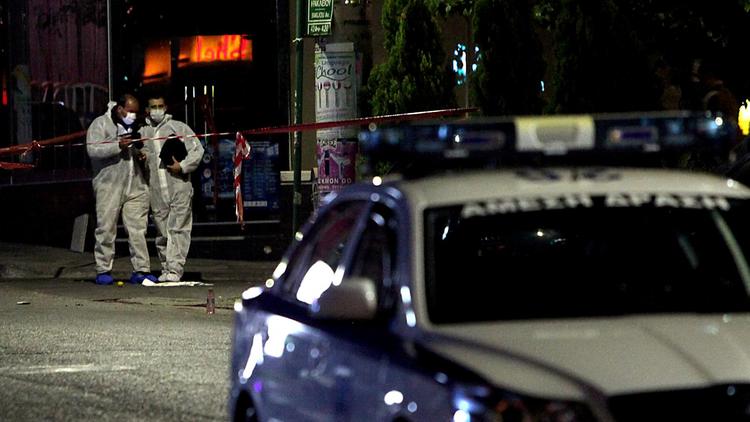 Des membres de la force anti-terroriste grecque à l'extérieur du local d'Aube dorée à Athènes, devant lequel deux militants ont été tués le 1er novembre 2013 [Angelos Tzortzinis / AFP]
