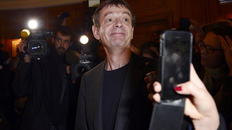 L'écrivain français Pierre Lemaitre sourit le 4 novembre 2013 à Paris, après avoir été sacré par le Goncourt [Eric Feferberg / AFP]