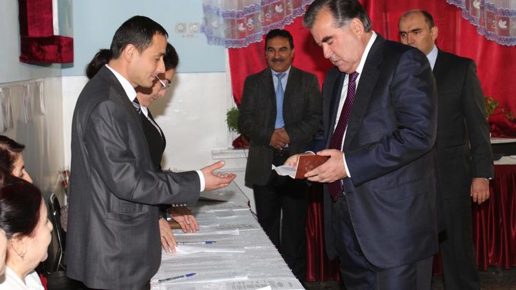 Le président du Tadjikistan Emomali Rakhmon (d) dans un  bureau de vote, le 6 novembre 2013 à Douchanbé lors de la présidentielle [ / AFP]