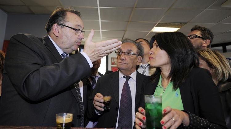 Le candidat socialiste à la mairie de, Patrick Mennucci (g) en compagnie de Samia Ghali à Marseille, le 6 novembre 2013 [ / AFP]